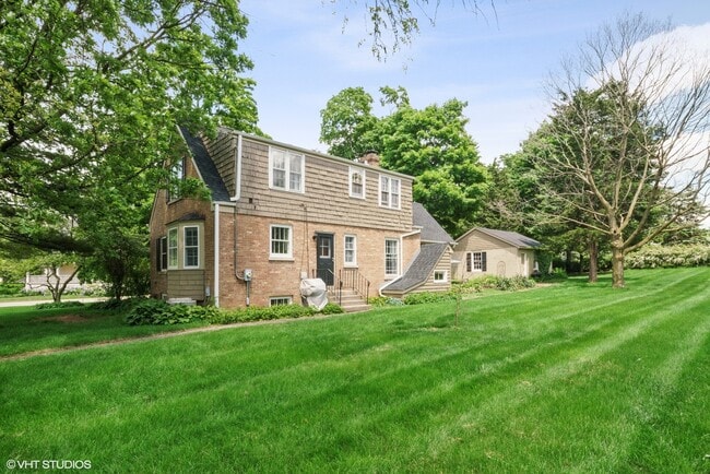 326 W Evergreen St in Wheaton, IL - Foto de edificio - Building Photo