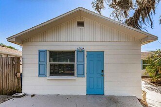 1233 Sedeeva Cir S in Clearwater, FL - Building Photo - Building Photo