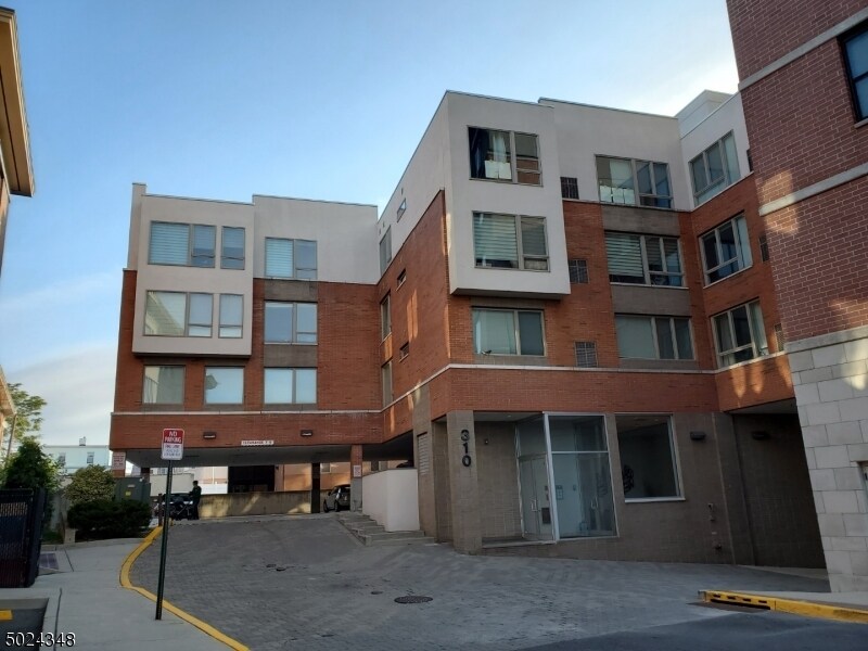 310 Cliff Ln in Cliffside Park, NJ - Building Photo