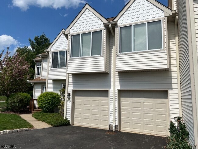 17 Russell Ct in Montville, NJ - Building Photo - Building Photo