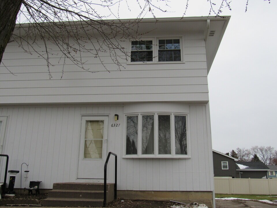 6327 Western Ave in Davenport, IA - Foto de edificio