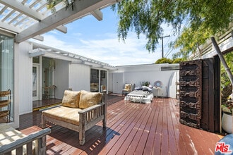 27060 Malibu Cove Colony Dr in Malibu, CA - Building Photo - Building Photo
