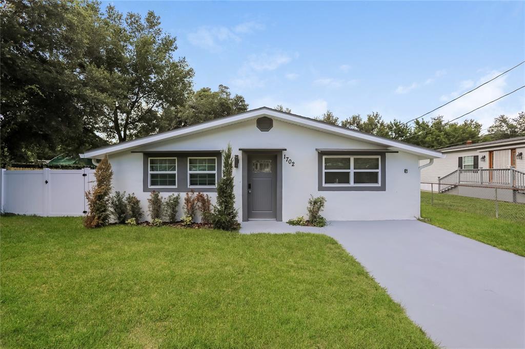 1702 Holliday Dr in Casselberry, FL - Building Photo