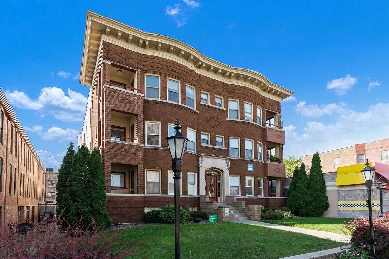 2311 W Wisconsin Ave in Milwaukee, WI - Foto de edificio