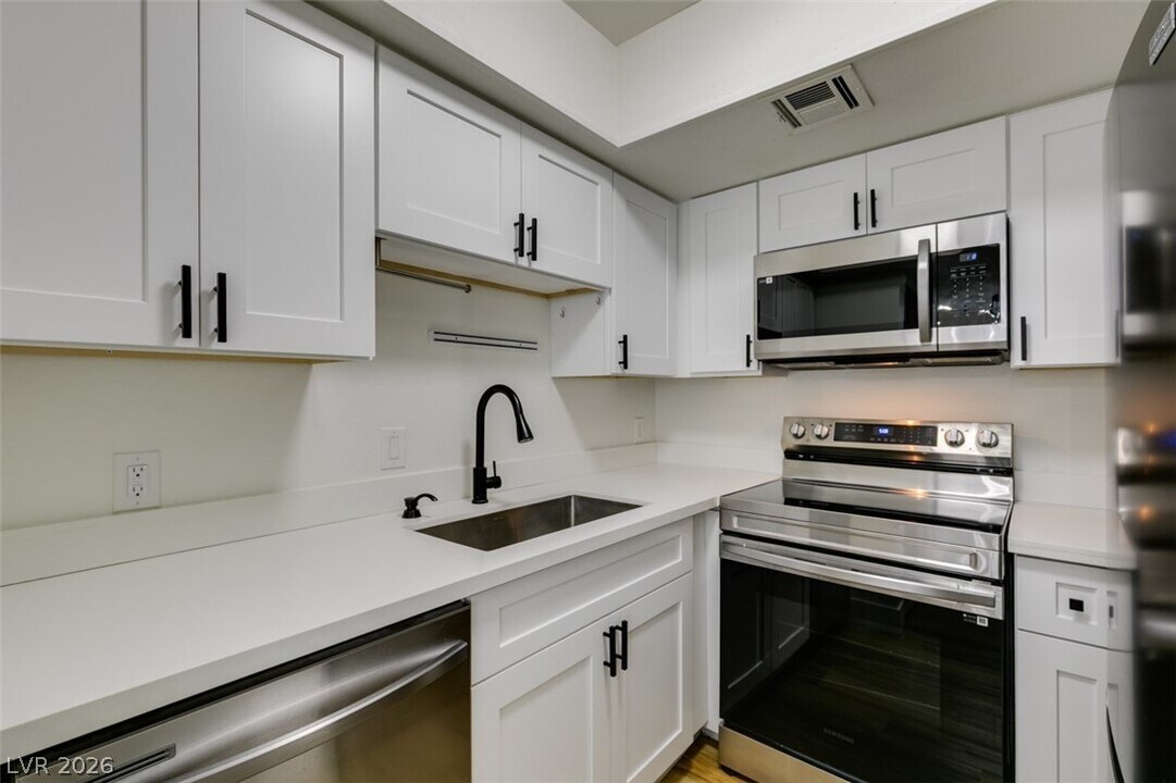 5701 Smoke Ranch Rd in Las Vegas, NV - Building Photo