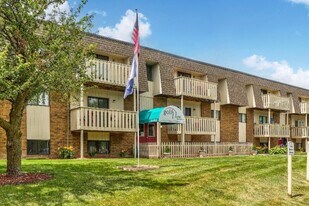 GolfView Apartments By The Bay in Essexville, MI - Building Photo