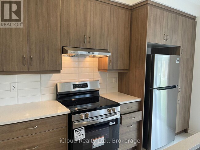 4 Vinewood Cres in Barrie, ON - Building Photo - Building Photo