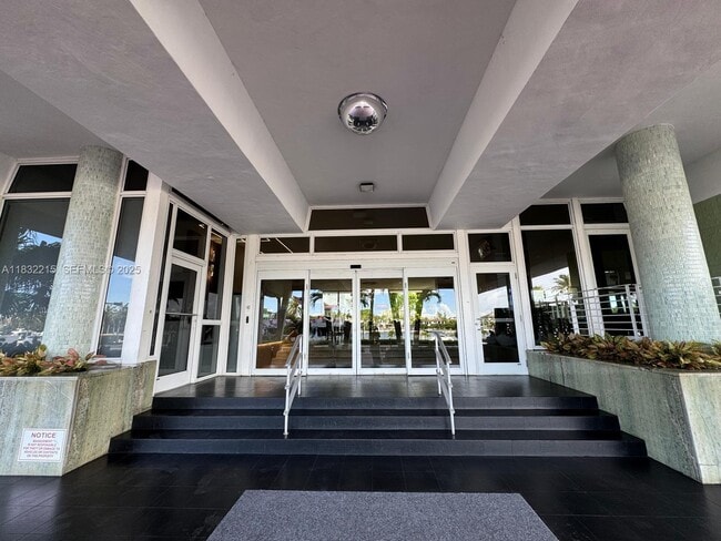 4747 Collins Ave in Miami Beach, FL - Foto de edificio - Building Photo