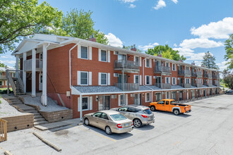 Lakewood Hills Apartments in Coralville, IA - Foto de edificio - Building Photo