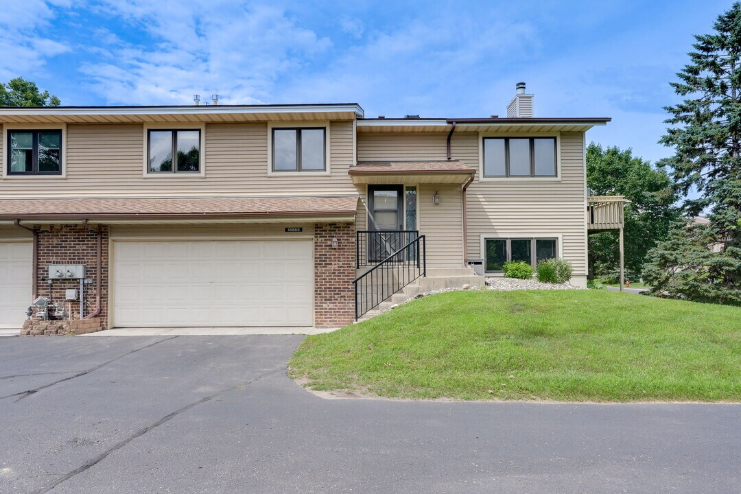 14865 Lower Endicott Way in Apple Valley, MN - Building Photo