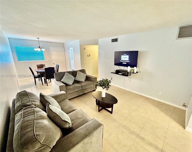 2213 NE 1st Ct in Boynton Beach, FL - Building Photo - Building Photo