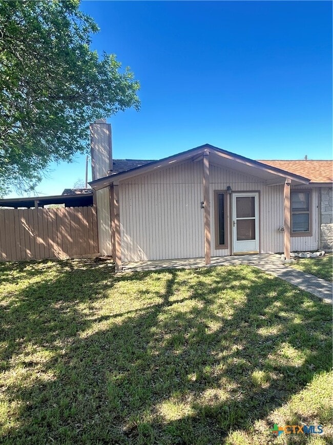 1051 Country Club Dr in Seguin, TX - Foto de edificio - Building Photo