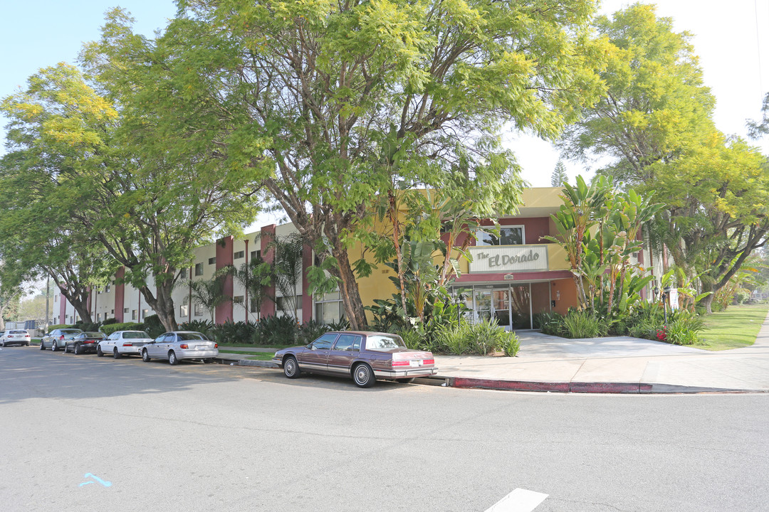 21731 Saticoy St in Canoga Park, CA - Building Photo