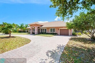 541 SE 15th Ave in Deerfield Beach, FL - Building Photo - Building Photo