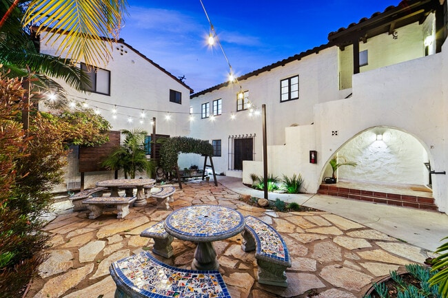 Casa Del Patio in Long Beach, CA - Foto de edificio - Building Photo