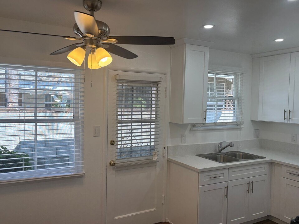 2008-2012 N Ontario St in Burbank, CA - Building Photo