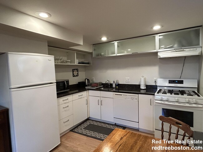 240 Mason Ter, Unit 1 in Brookline, MA - Foto de edificio - Building Photo