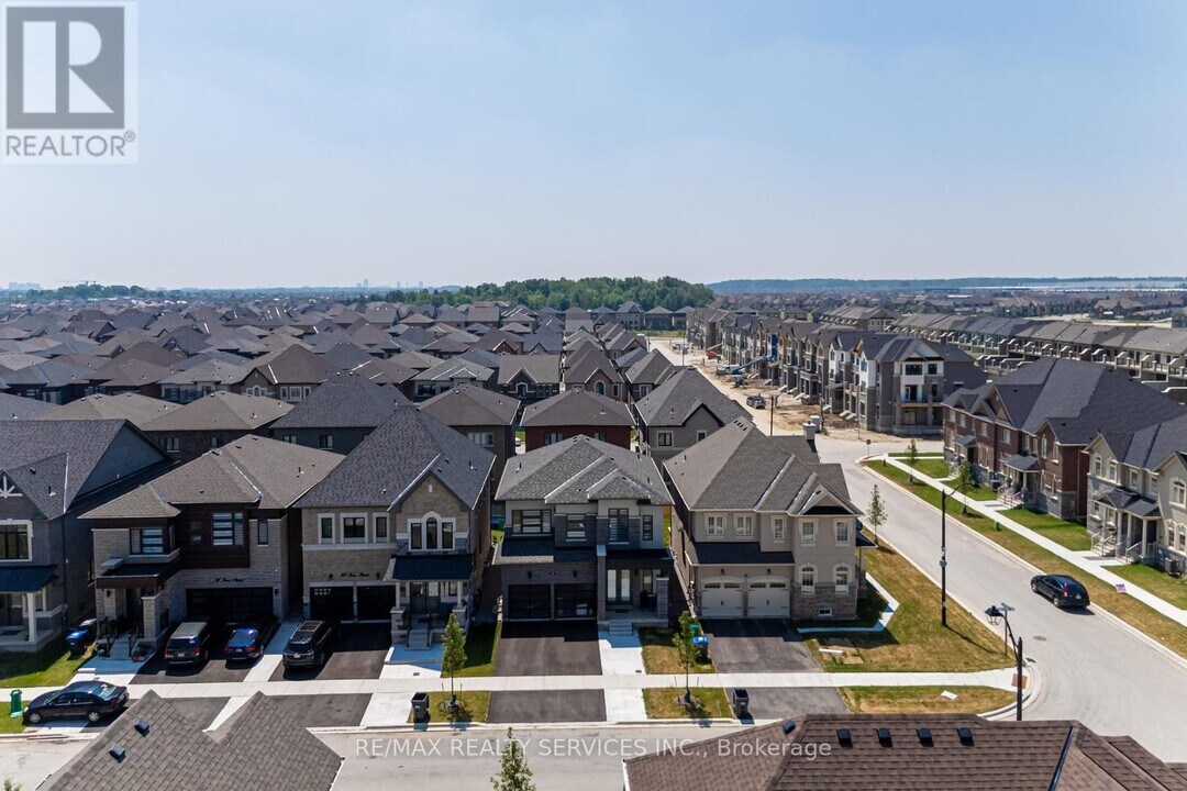 40 Icon St in Brampton, ON - Building Photo