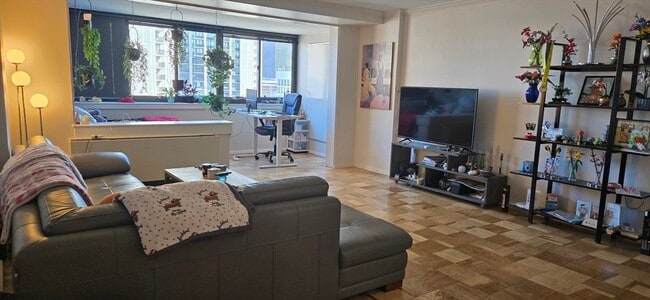 property at 2 Hawthorne Pl