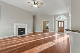 1813 Oakwood Dr E in Pearland, TX - Building Photo - Building Photo