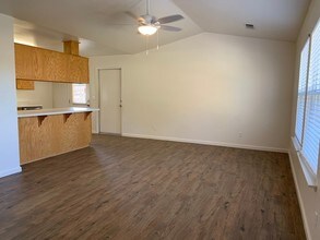 326 W Sierra Ave in Kingsburg, CA - Building Photo - Building Photo