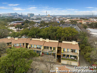 8642 Fredericksburg Rd in San Antonio, TX - Building Photo - Building Photo