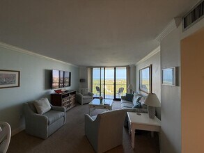 440 Seaview Ct in Marco Island, FL - Foto de edificio - Building Photo