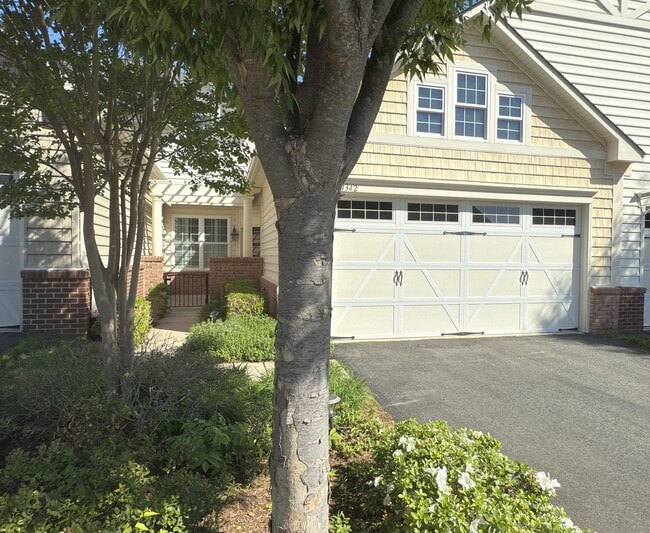 property at 44342 Oakmont Manor Square
