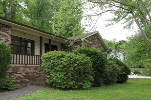 100 Hooper Ct in Oak Ridge, TN - Building Photo