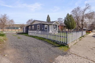 2427 Garden Ave in Klamath Falls, OR - Foto de edificio - Building Photo