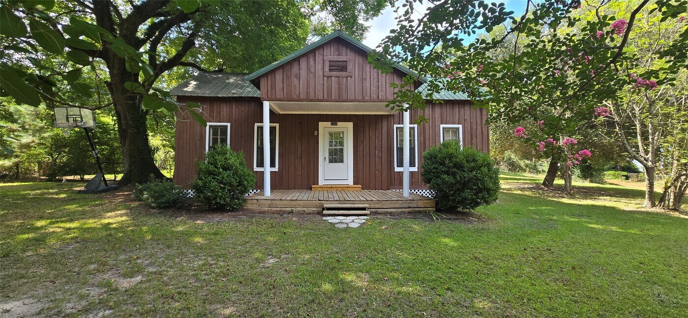 2266 Young Rd in Livingston, TX - Building Photo