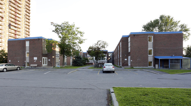 Donald Court in Ottawa, ON - Building Photo - Building Photo