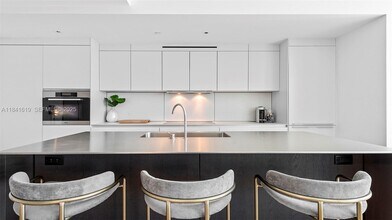 2901 Collins Ave in Miami Beach, FL - Building Photo - Building Photo