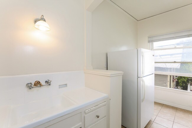 21 Westminster Ave-Unit -205 in Los Angeles, CA - Building Photo - Building Photo