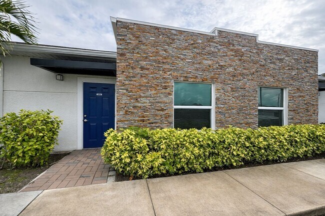 3221-3409-3409 SW 8th Pl in Cape Coral, FL - Foto de edificio - Building Photo