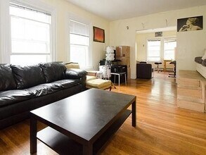 50 Wyman St, Unit 4B in Waban, MA - Foto de edificio - Building Photo