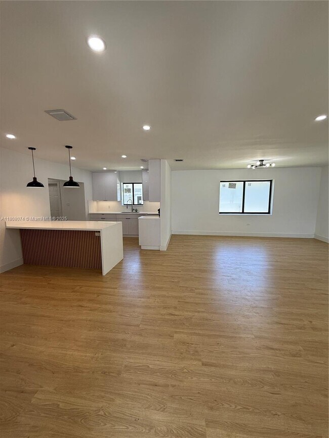 2440 NW 68th St in Miami, FL - Building Photo - Building Photo