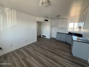 530 S Yarbrough Dr in El Paso, TX - Building Photo - Building Photo