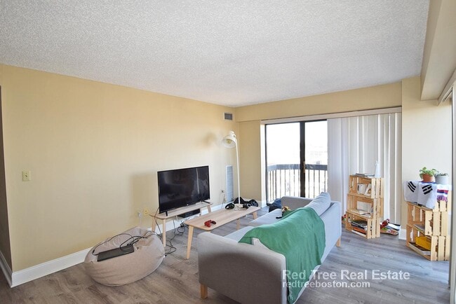 15 N Beacon St, Unit 802 in Boston, MA - Building Photo - Building Photo