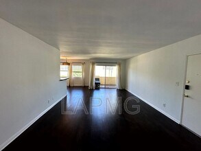 5328 Newcastle Ave in Los Angeles, CA - Building Photo - Building Photo