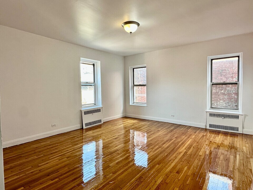 216 W 102nd St in New York, NY - Building Photo