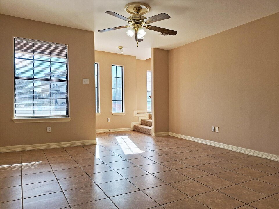 1402 W Kiwi Ave in Pharr, TX - Building Photo