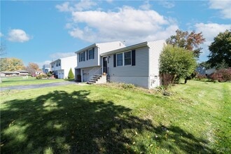 8003 Bamm Hollow Rd in Clay, NY - Building Photo - Building Photo
