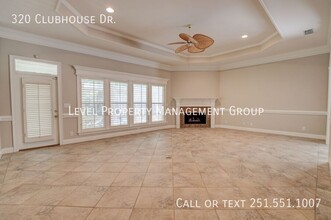 320 Clubhouse Dr in Fairhope, AL - Foto de edificio - Building Photo