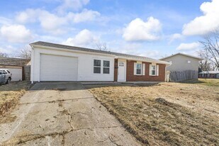 4142 Meadowdale Dr in Dayton, OH - Building Photo