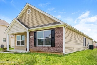 5817 Bannon Crossings Dr in Louisville, KY - Building Photo - Building Photo