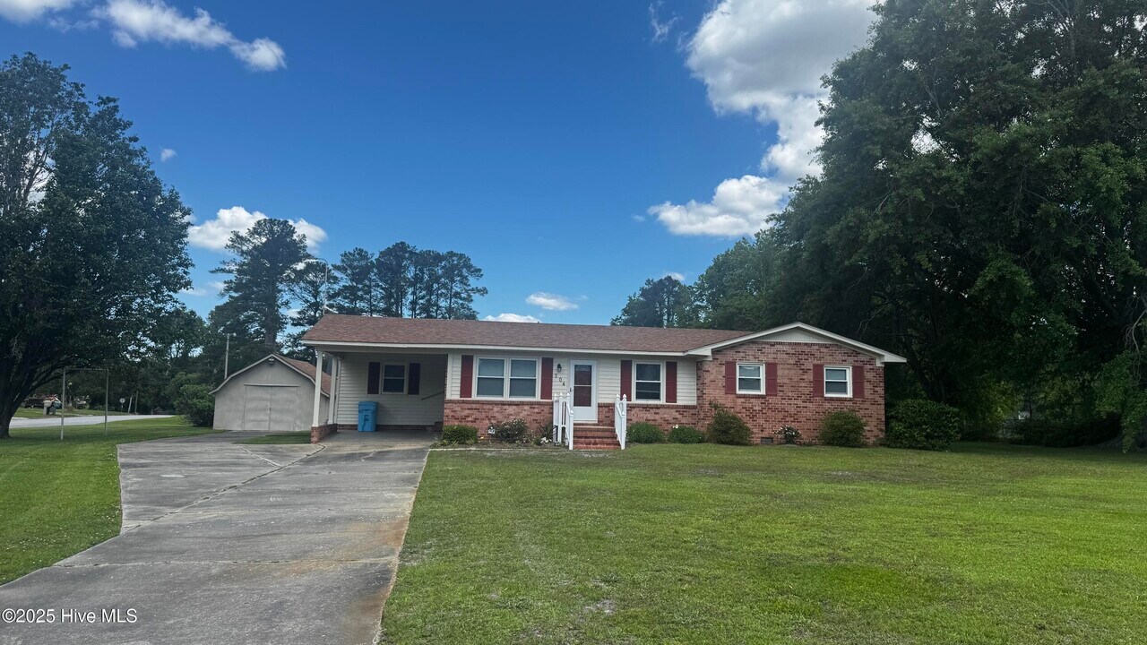 204 Diane Dr in Jacksonville, NC - Building Photo