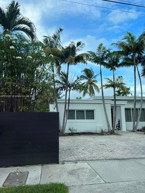 1395 Daytonia Rd in Miami Beach, FL - Building Photo