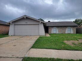 9915 Towne Brook Ln in Sugar Land, TX - Building Photo