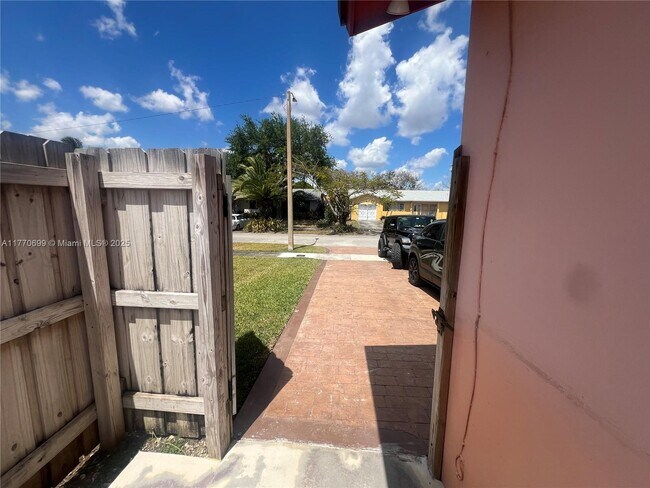 11012 SW 162nd Terrace in Miami, FL - Building Photo - Building Photo